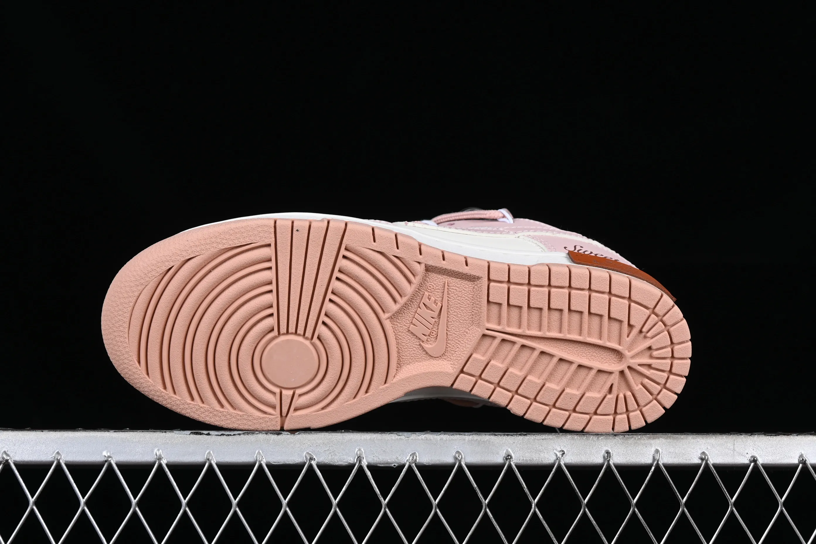 All categories Nk SB Dunk series Nk SB Dunk Low low-top sneakers Nk Dunk Low Spd berry carved rose pink retro sweetheart retro college style SB strap low-top casual sneakers DD1503-118